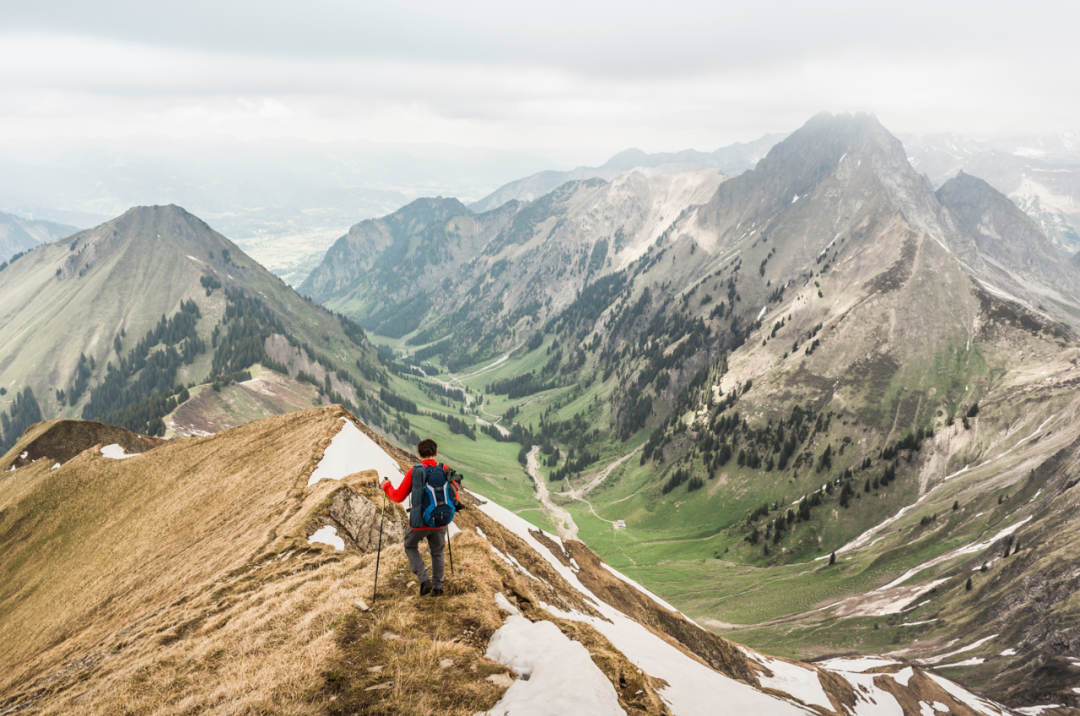 男人登山照高清图片