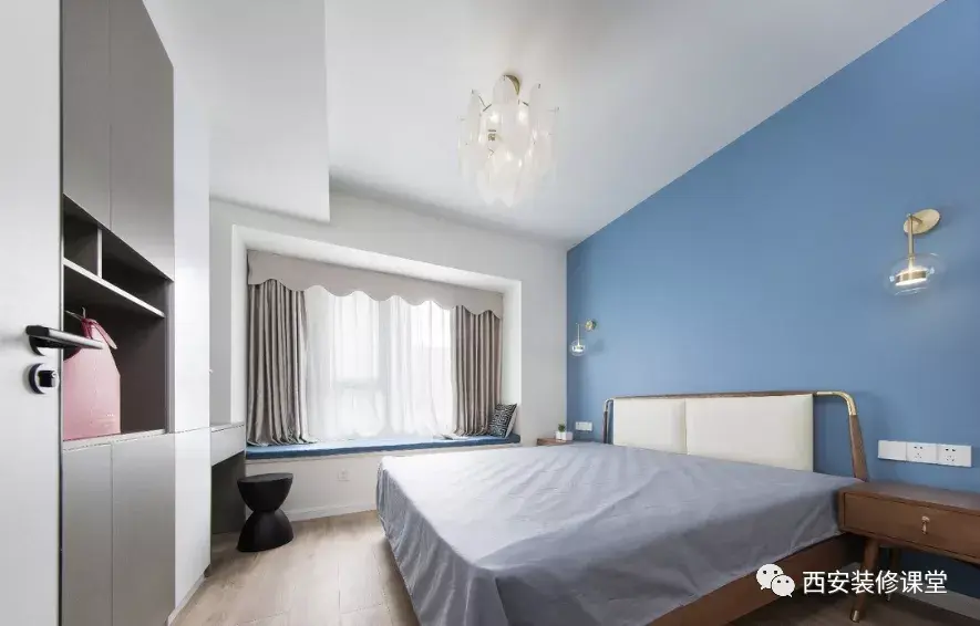 有卧室选了灰蓝色背景墙的吗你们都选了什么颜色的床