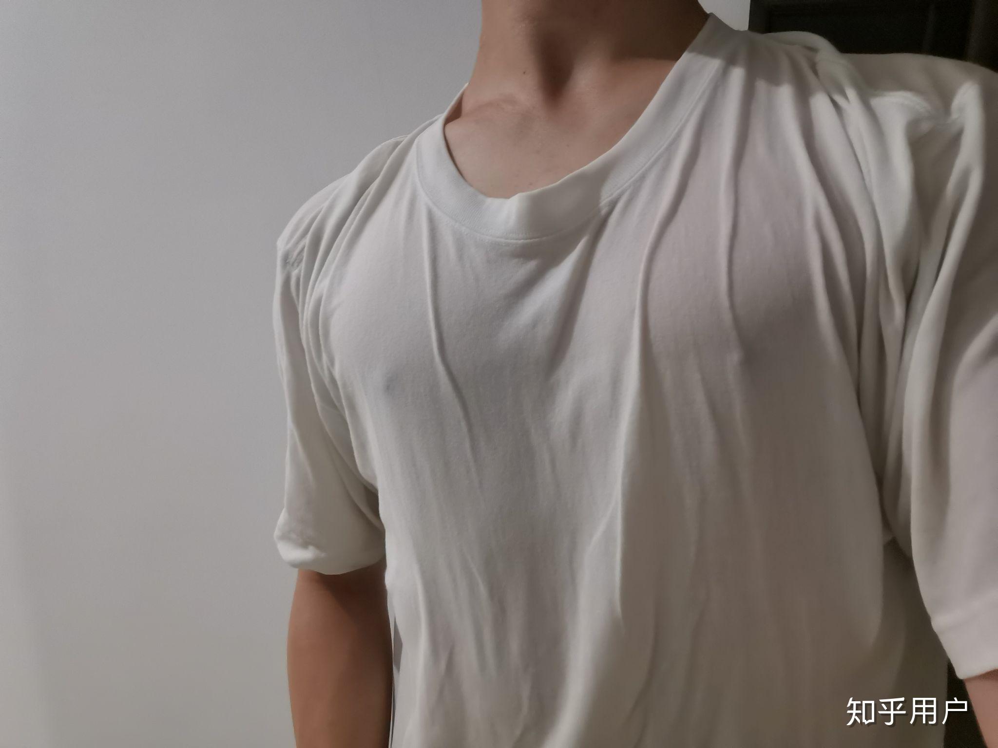 二十几岁的男性乳头突出夏天穿衣服胸前两个突出只能时刻注意把胸膛