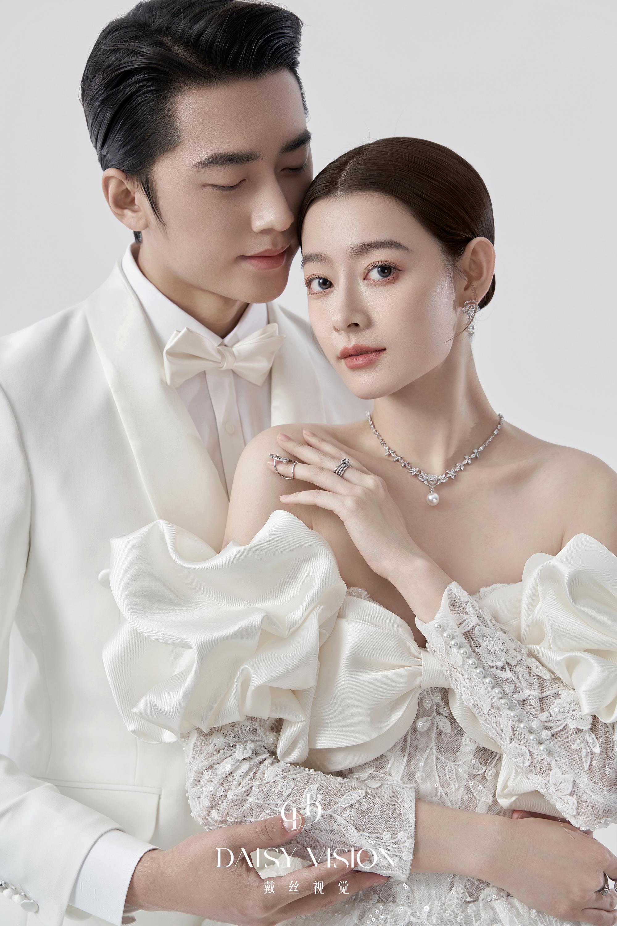 轻奢室内婚纱照随性的高级感氛围感拉满