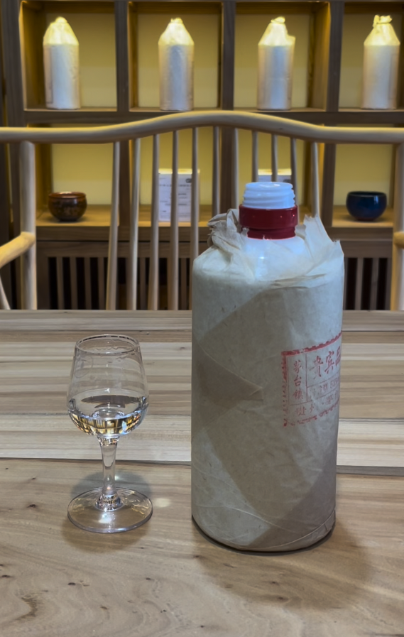 裸瓶包纸的茅台镇酒,贵宾品鉴酒,三无酱酒值不值得喝?