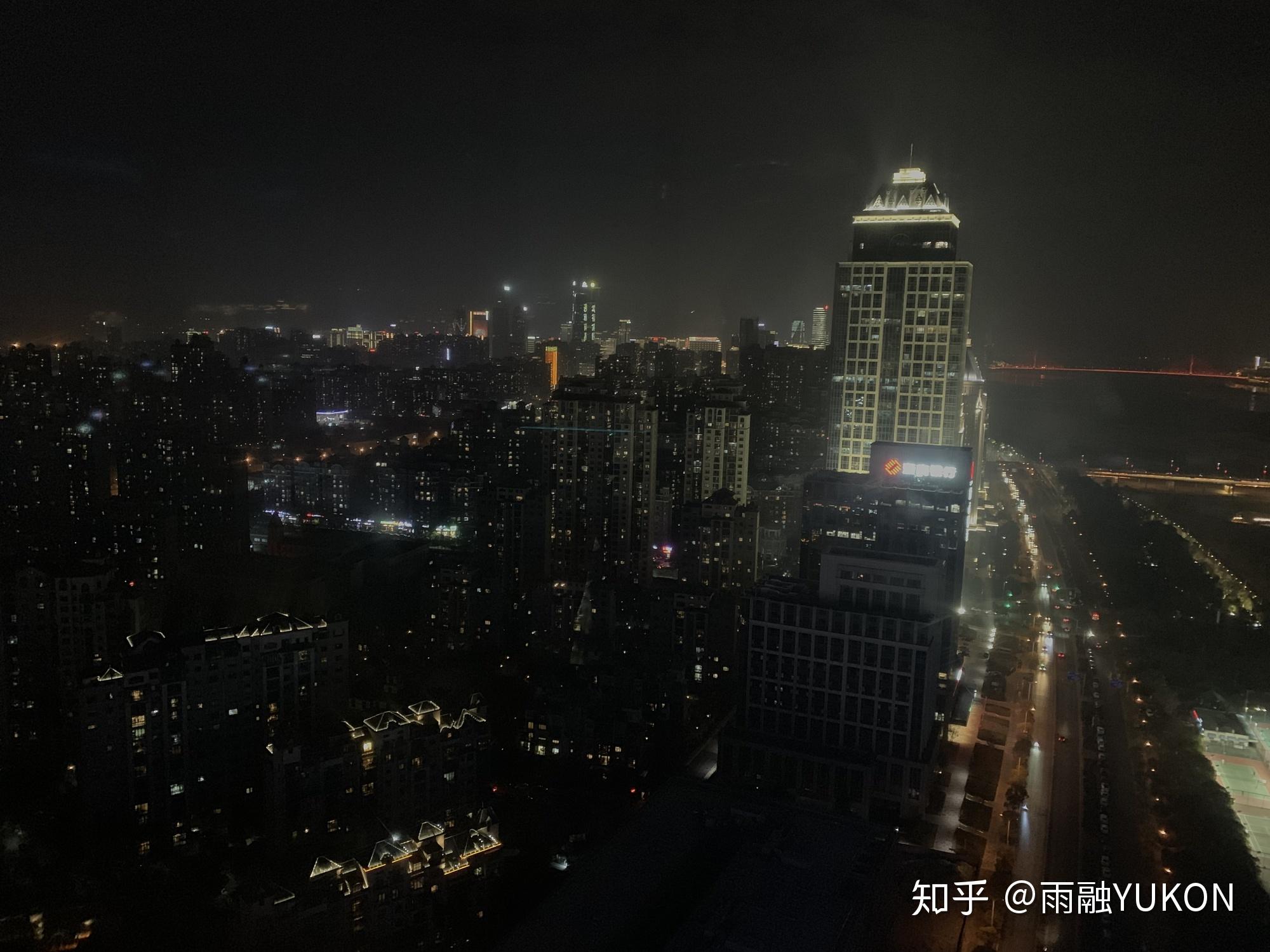 世界第一摩天轮多高 v2-ace1e4b51293e21fab8b2b93953d44c4_r.jpg