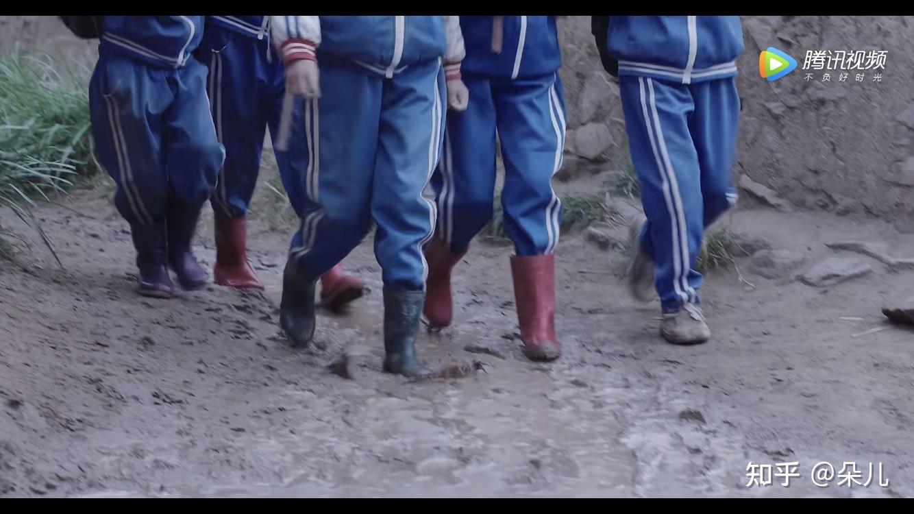 每个下雨天,同学们都穿着心爱的雨靴在雨里跑来跑去,高高兴兴地上学去