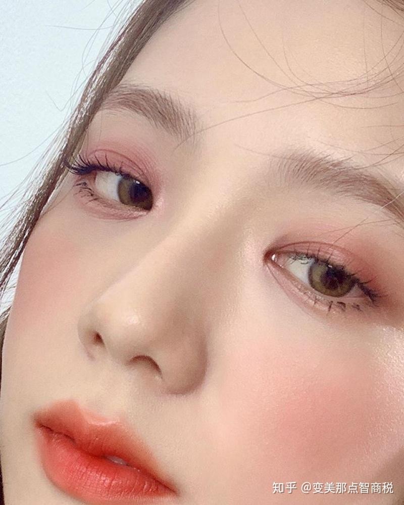 jisoo的眼睛又大又细长,除了本质相当好外,大家也可以发现她非常喜欢