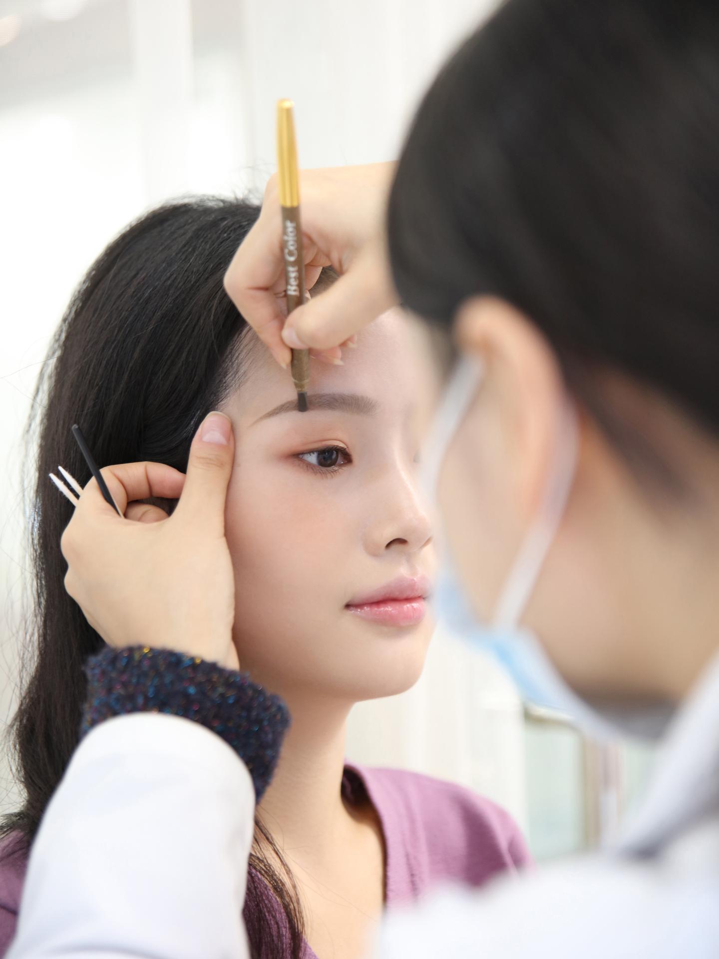 纹眉眉形设计淡颜怎么打造成惊艳美女