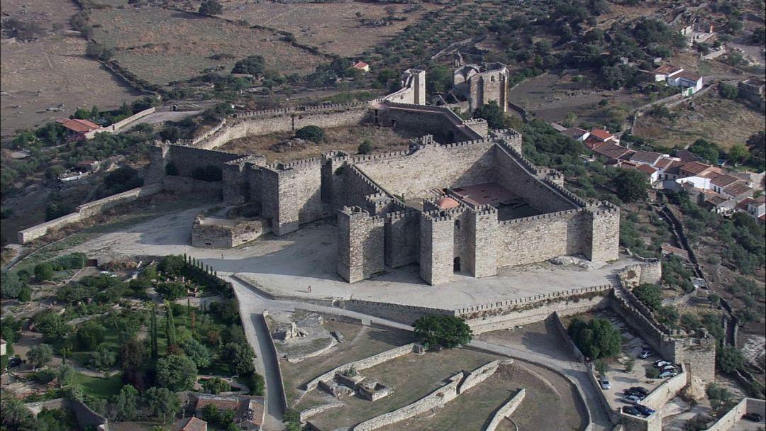 怒吼(hear me roar),首府凯岩城的取景地西班牙特鲁希略城堡(trujillo