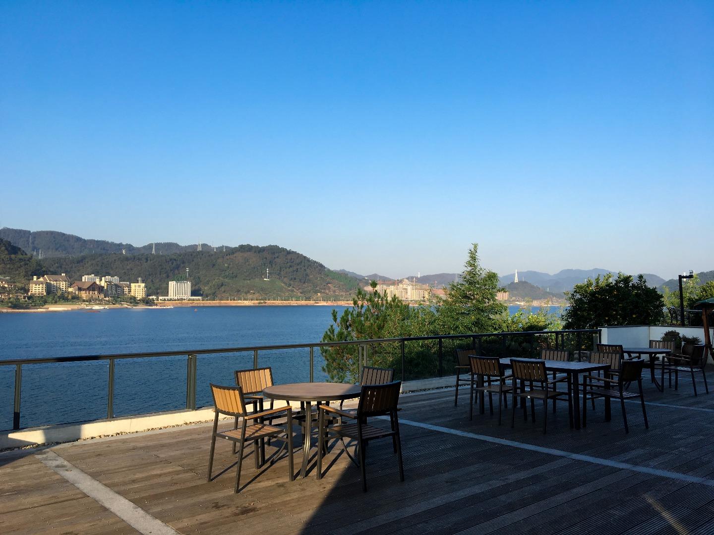 他在千岛湖买下一座岛专门用来钓鱼,如今又开了家垂钓顶级民宿