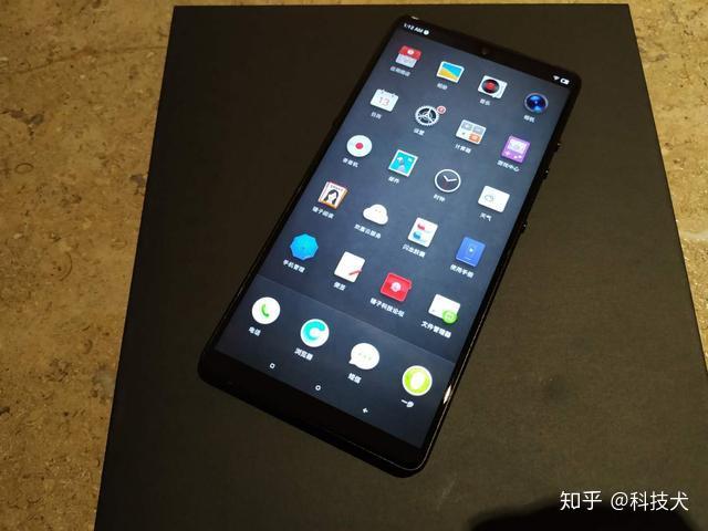 价格方面,目前锤子科技官方已经放出了坚果r1的价格.