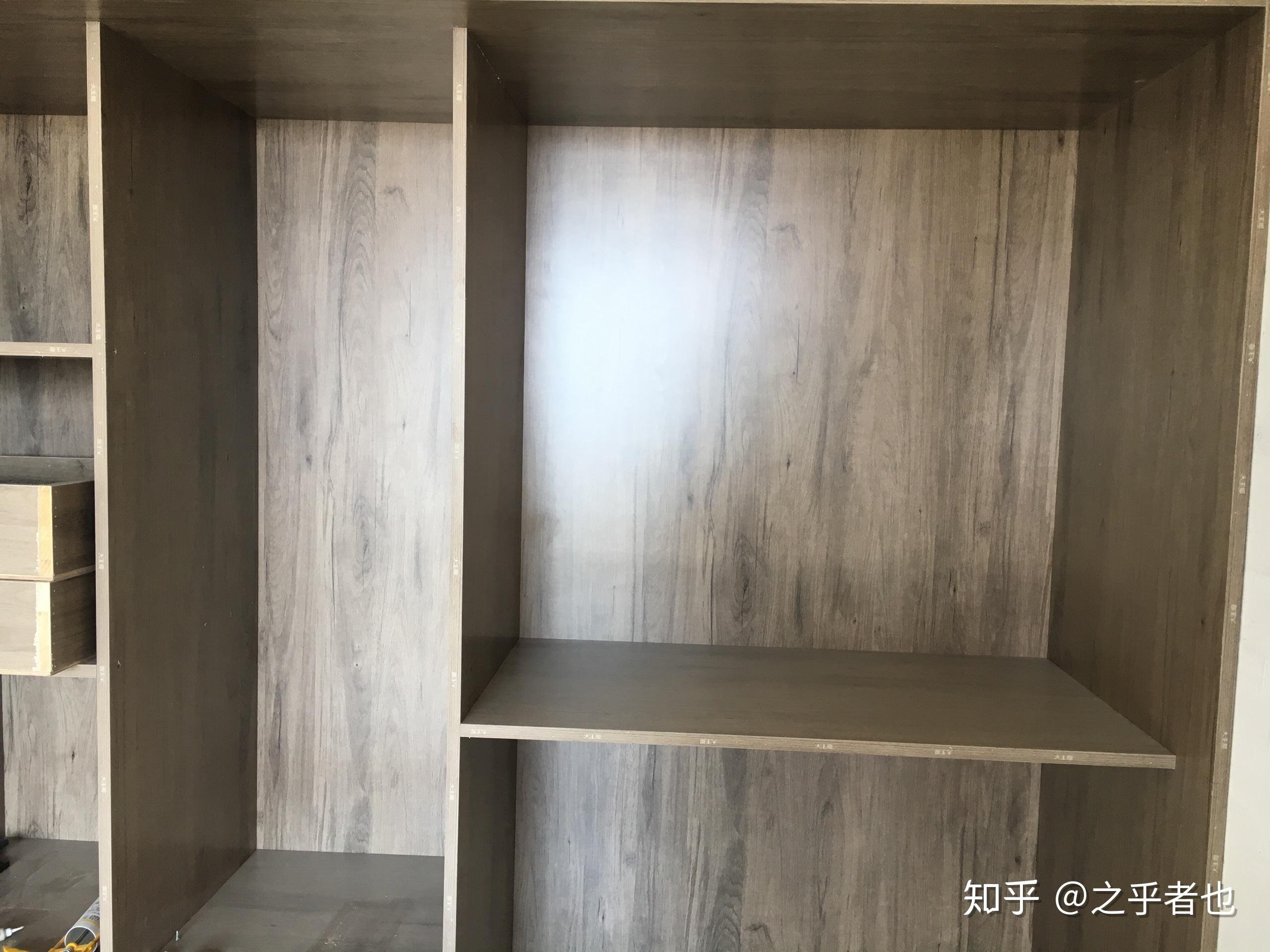 我选的大王耶的板材做的柜子,颜色是米兰灰橡,如图