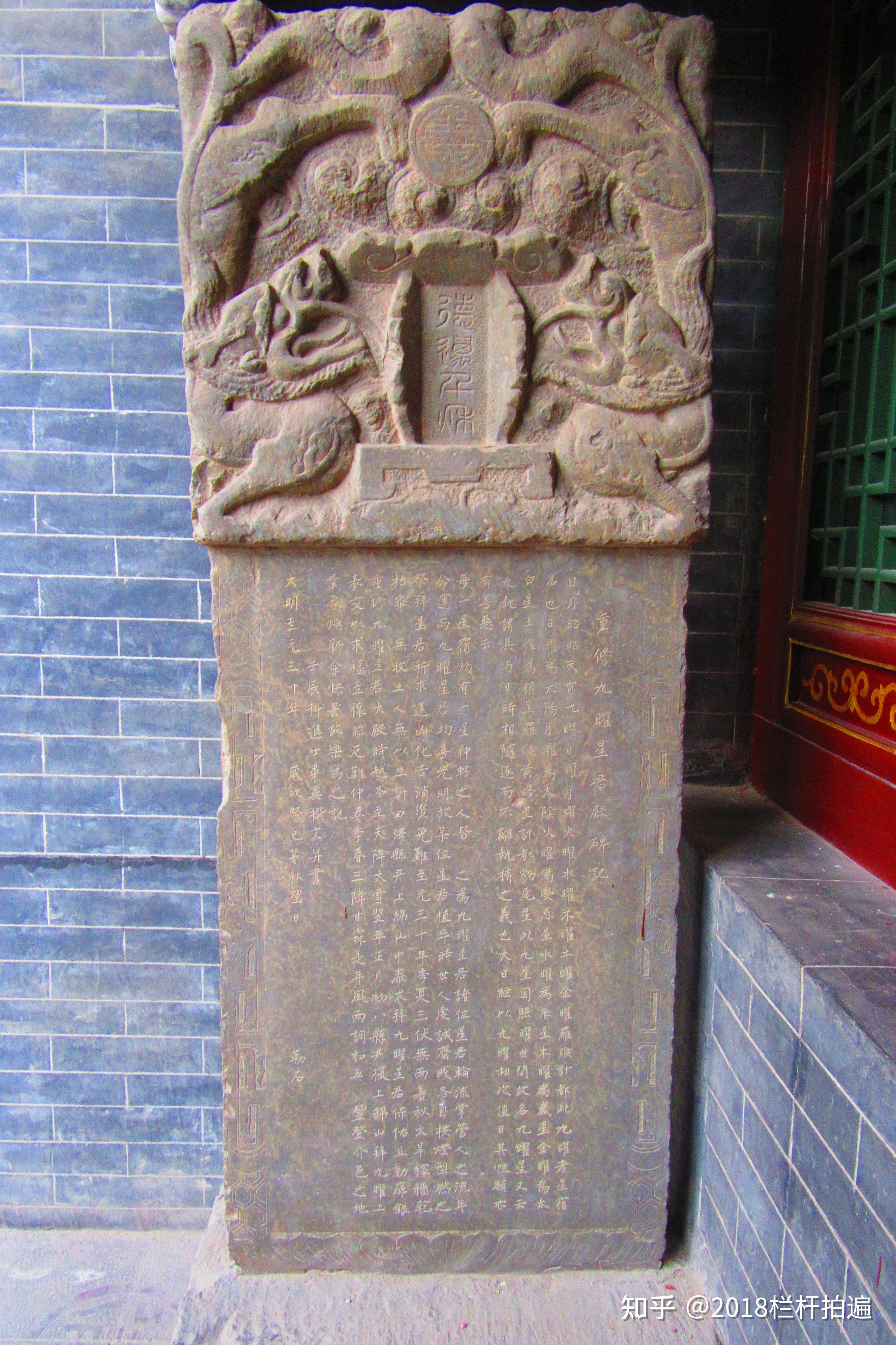 殿"内右侧供奉的勾陈天皇大帝(左)和南极长生大帝(未拍摄到头部)下图