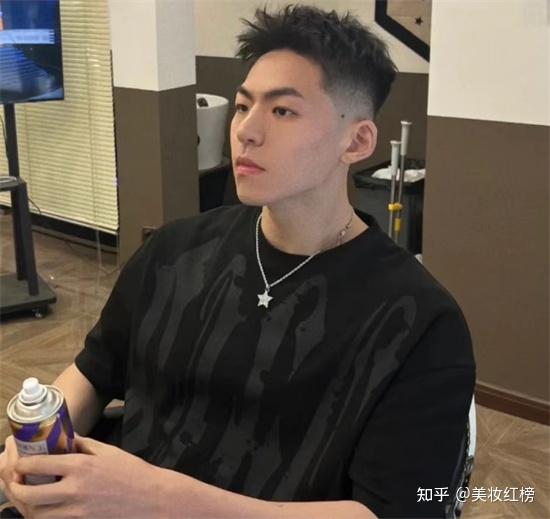 前刺发型,绝对可以笑着出理发店的短发,不知道该怎么剪头发的可以参考一下。 - 知乎