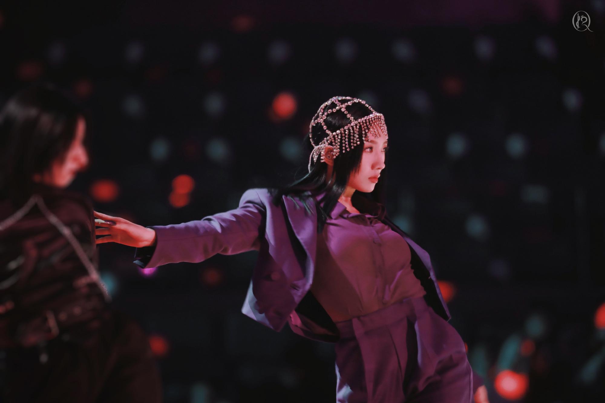 孟美岐新歌mute舞台女王登场