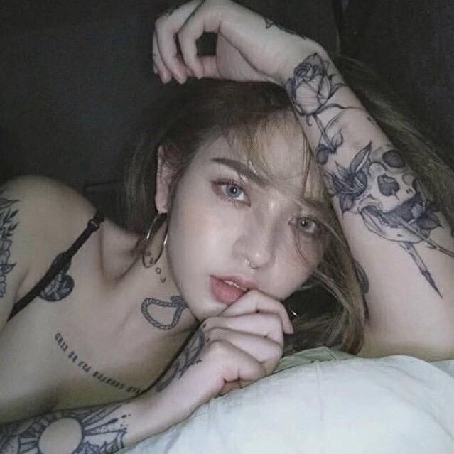 美女纹身 霸气抽烟图片