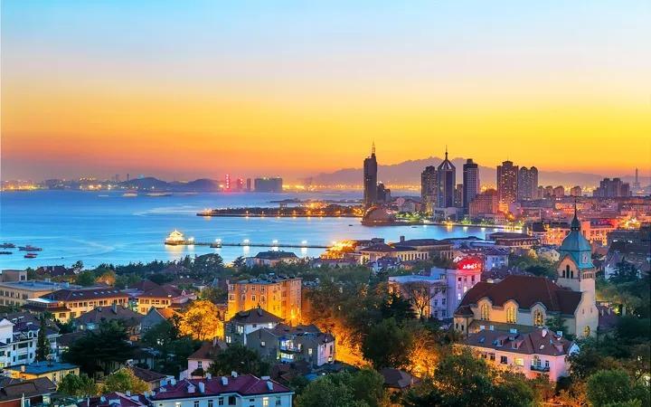 3,青岛看海碧海蓝天,金沙白浪,青岛的风景如诗如画.