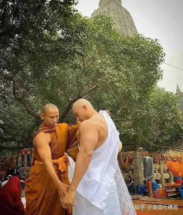 所以在泰国,不论是不是帅哥 只要是个男人,都是要去寺庙修行至少一次