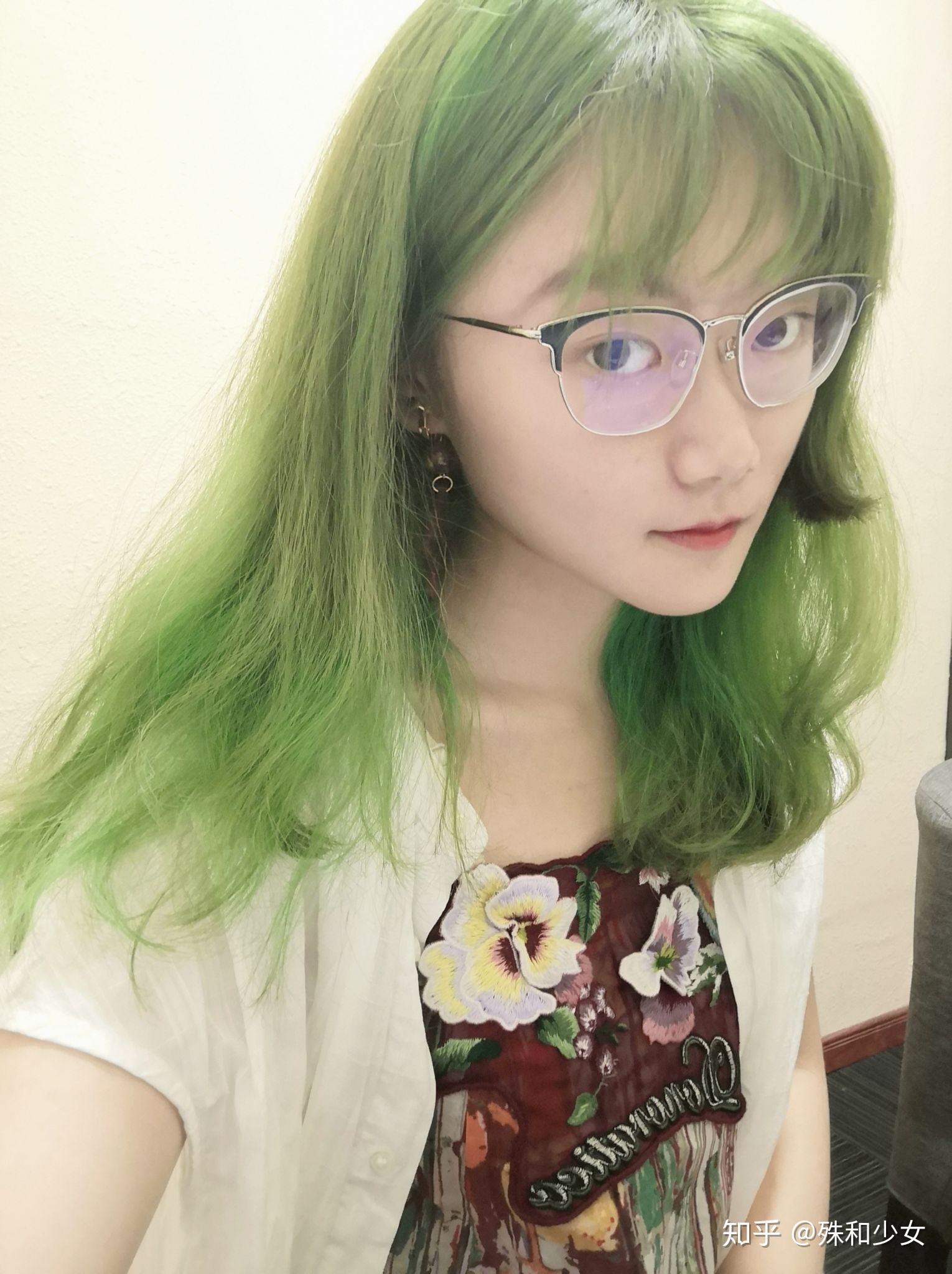 会把头发染成绿色的女生是怎么想的? 