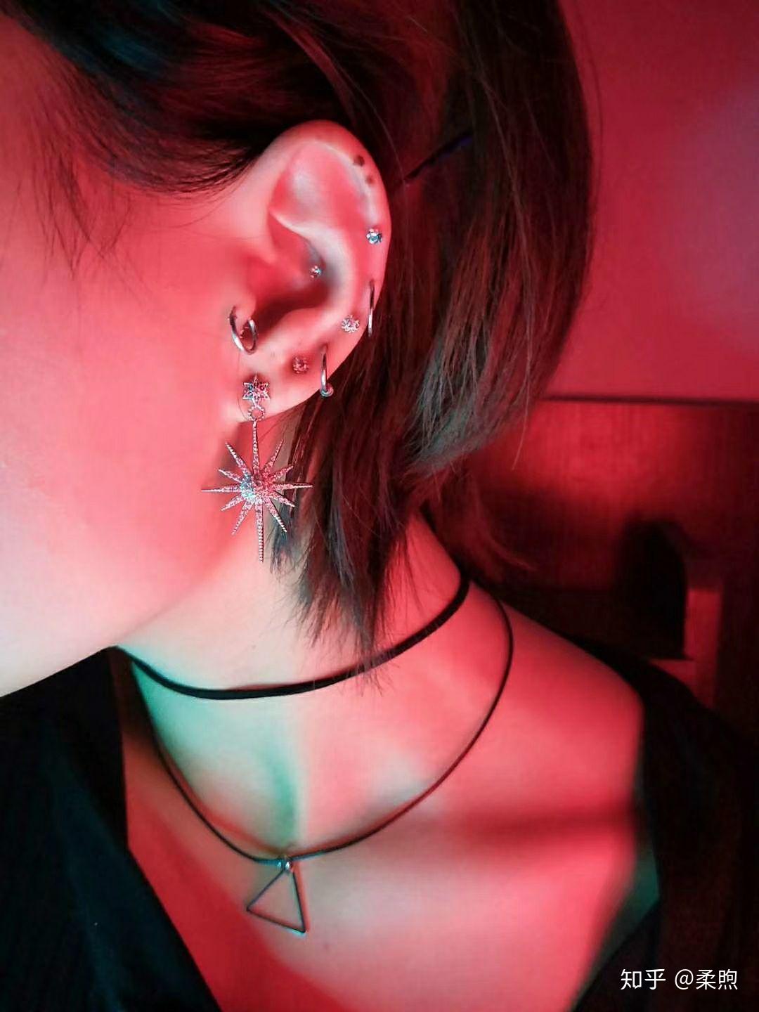 耳洞多的人怎样戴耳钉好看