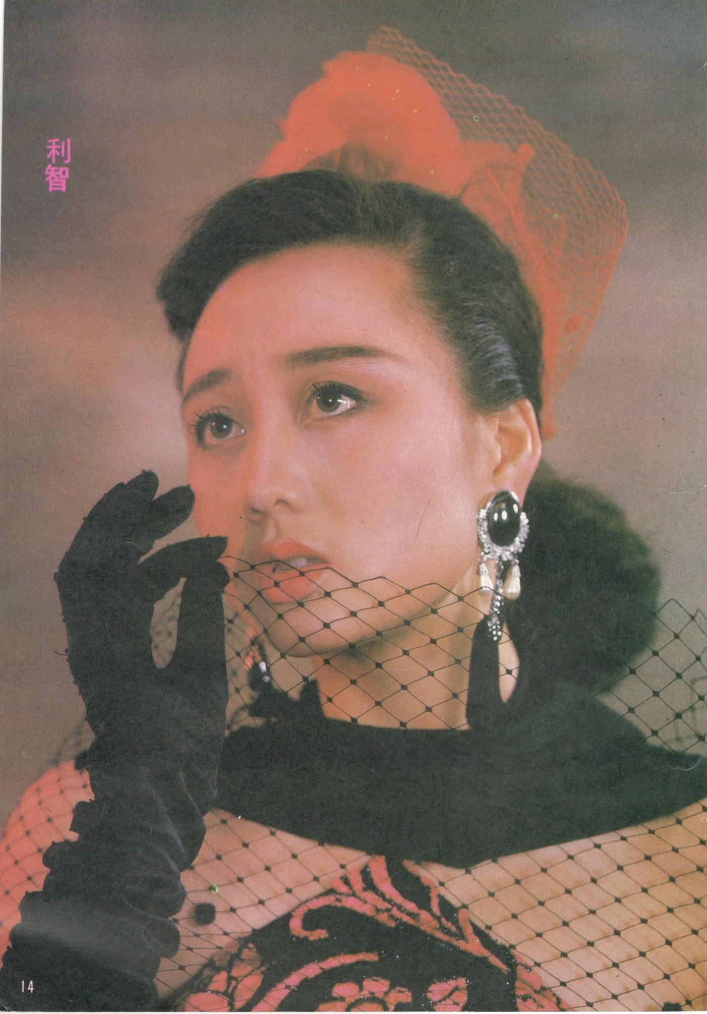 撇开巨乳利智真的美艳动人吗