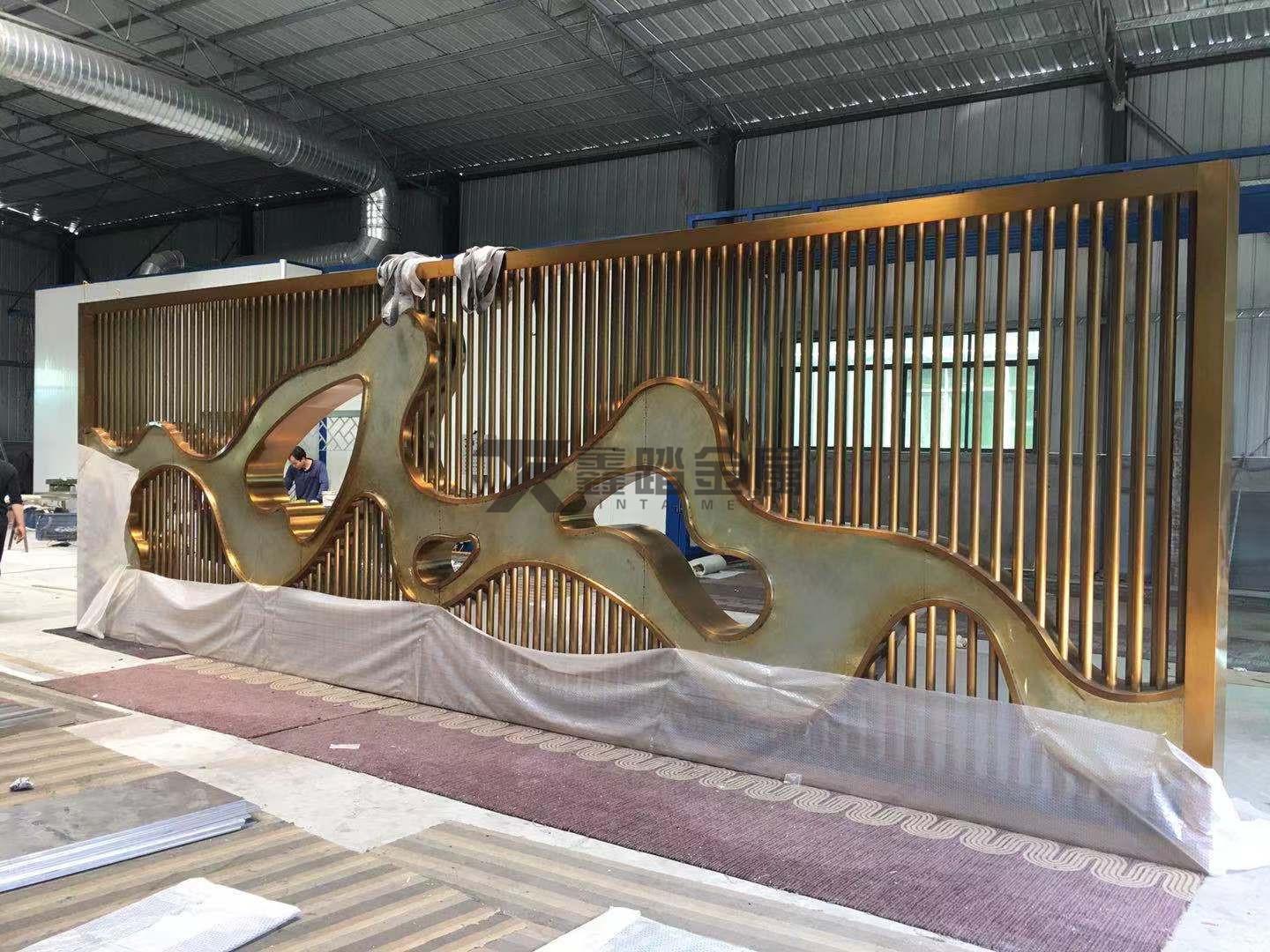 黄古铜不锈钢大型景墙艺术金属镂空隔断装饰效果不谋而合