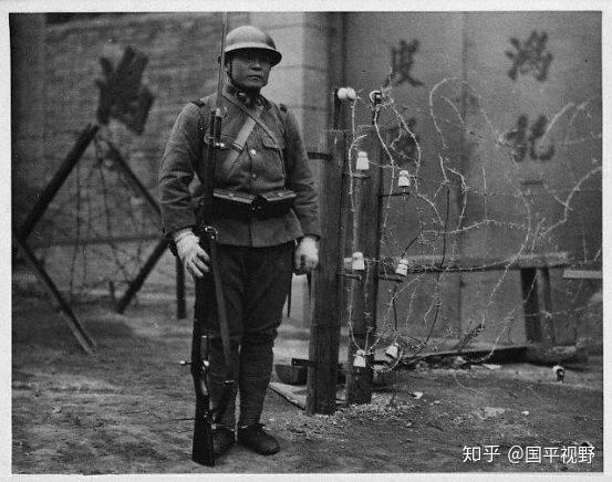 日本人当初设计的带钩的军刺,可能考虑到了在拼刺时,卡住对方的军刺