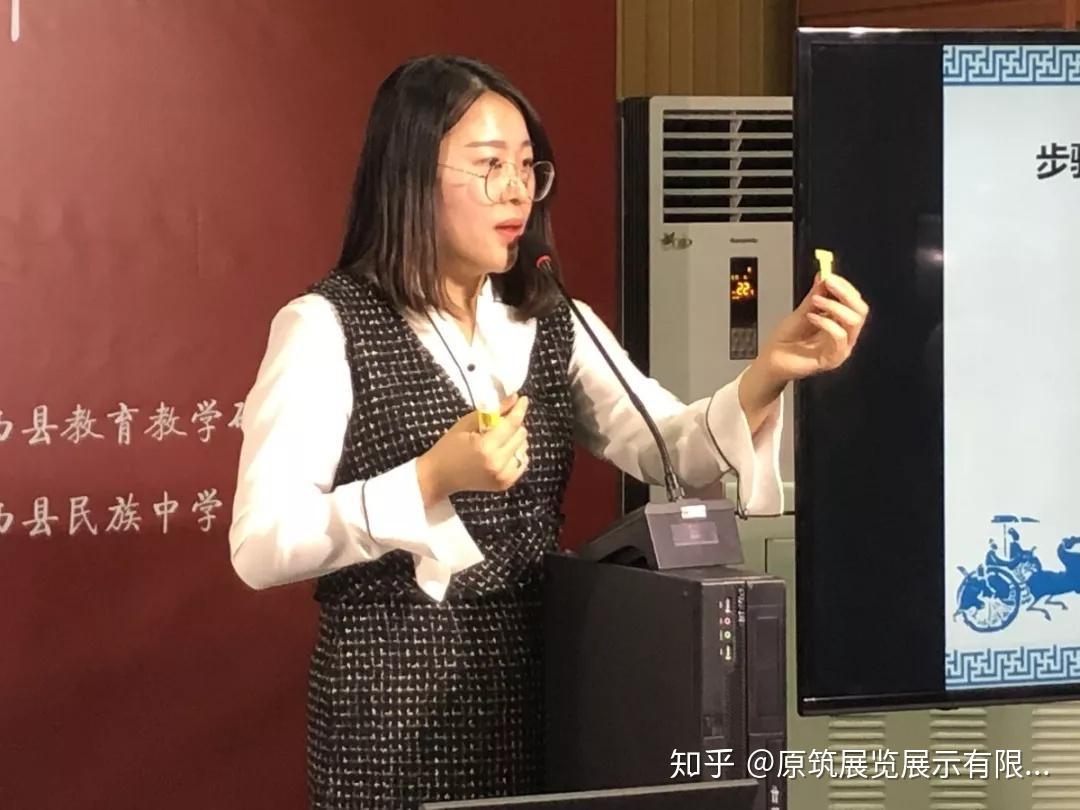 描述馆藏八件文物殉葬车马,黄肠题凑,鎏金兽面铺首,玉舞人,渔阳铁斧