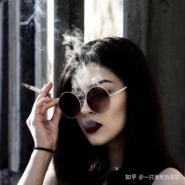 想知道你们是怎么看待女生纹身抽烟的?