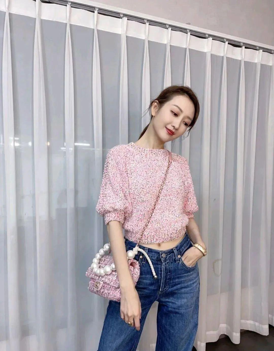 王鸥的时尚感真好粉色条纹套装搭配绿袜子一身潮酷街头范儿