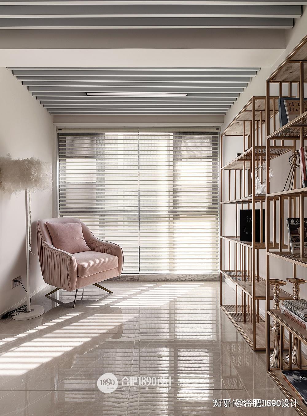 本案是我们的业主小仙女家的书房跟休闲区,整面的窗户搭配上百叶的