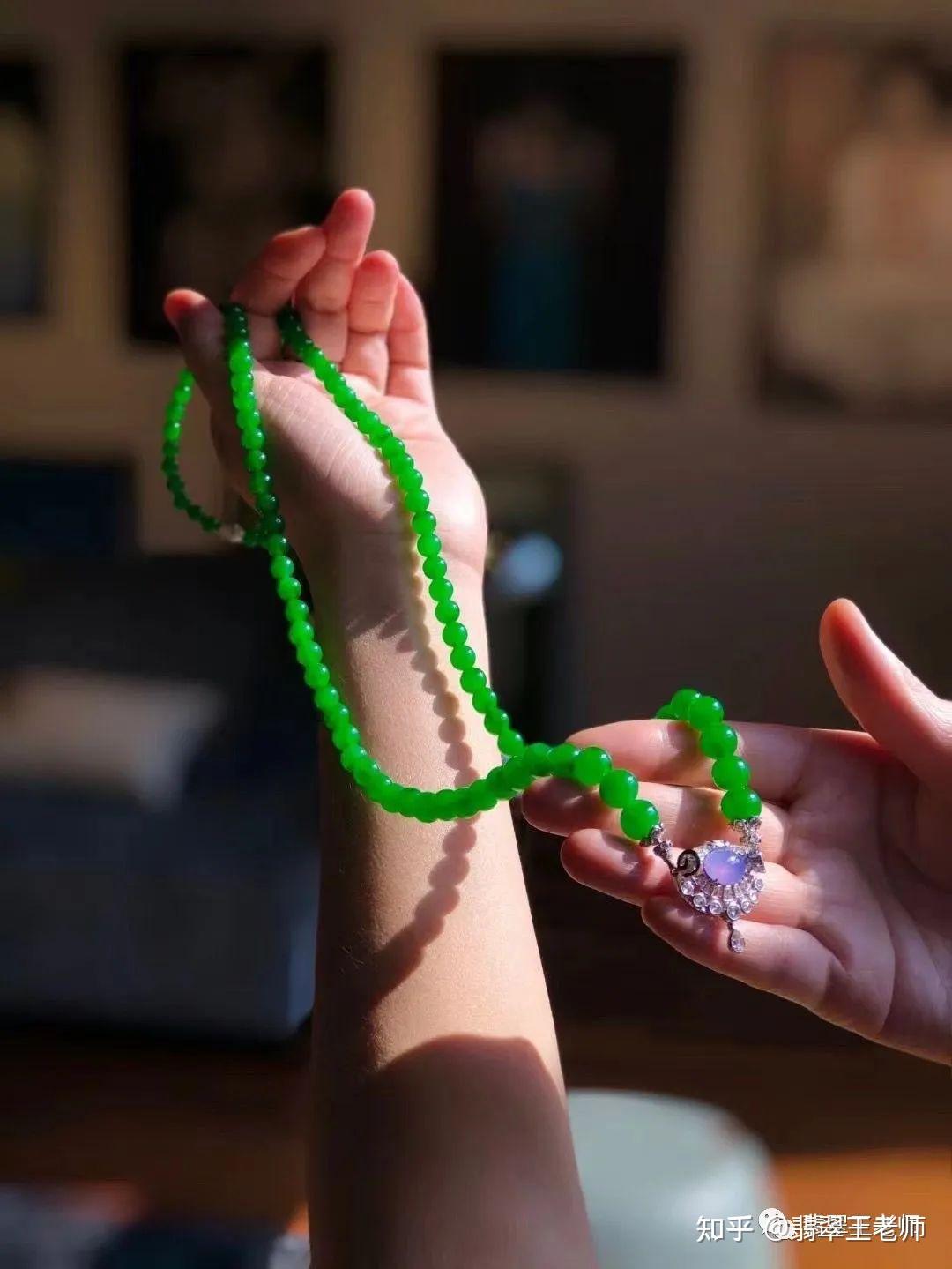 佩戴翡翠能给佩戴者增加一种优雅,复古的独特气质,让佩戴者更有魅力.