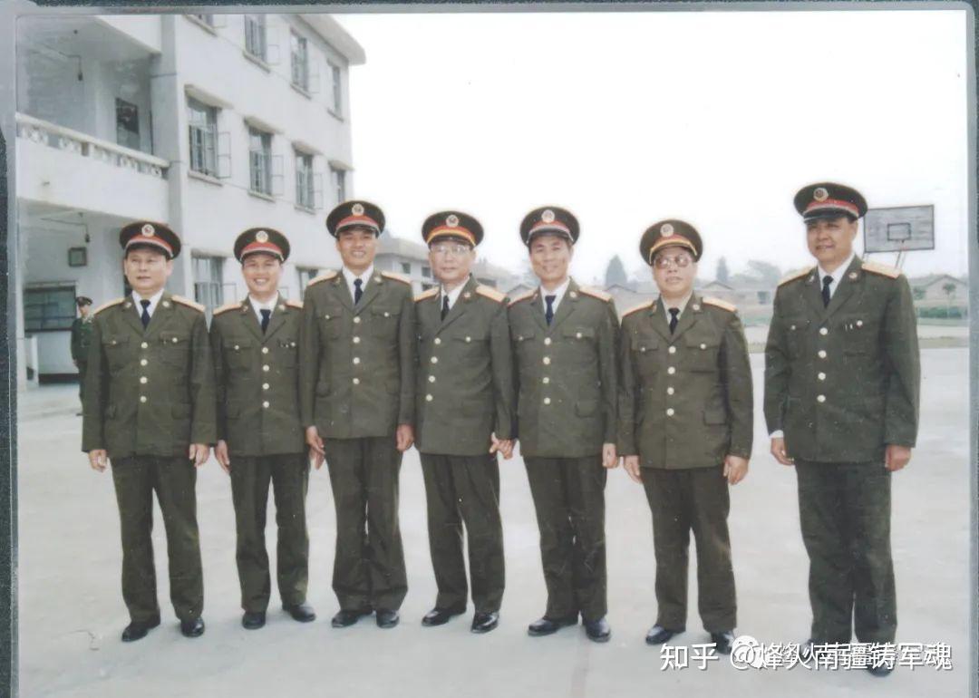 左起:师政委方福祥,团主任谢松敏,副团长唐端生,赵南起,团政委梁志超