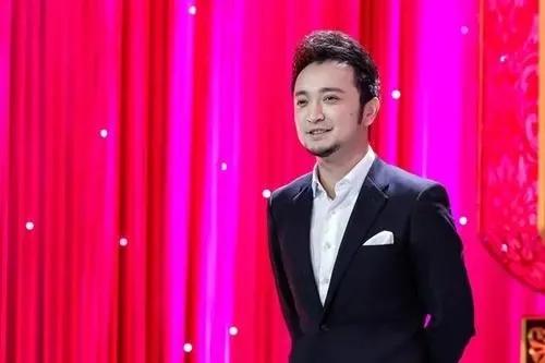 央视一哥小尼的硬笔书法个性强烈热情奔放字如其人羡慕