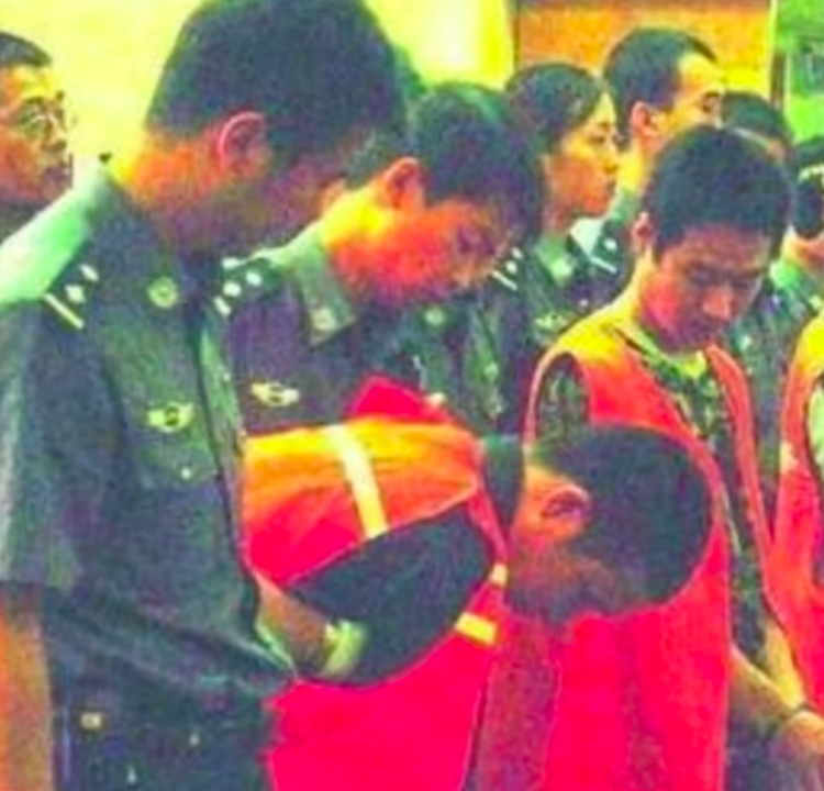 △沈长平、沈长银在法庭 △沈长平、沈长银在法庭