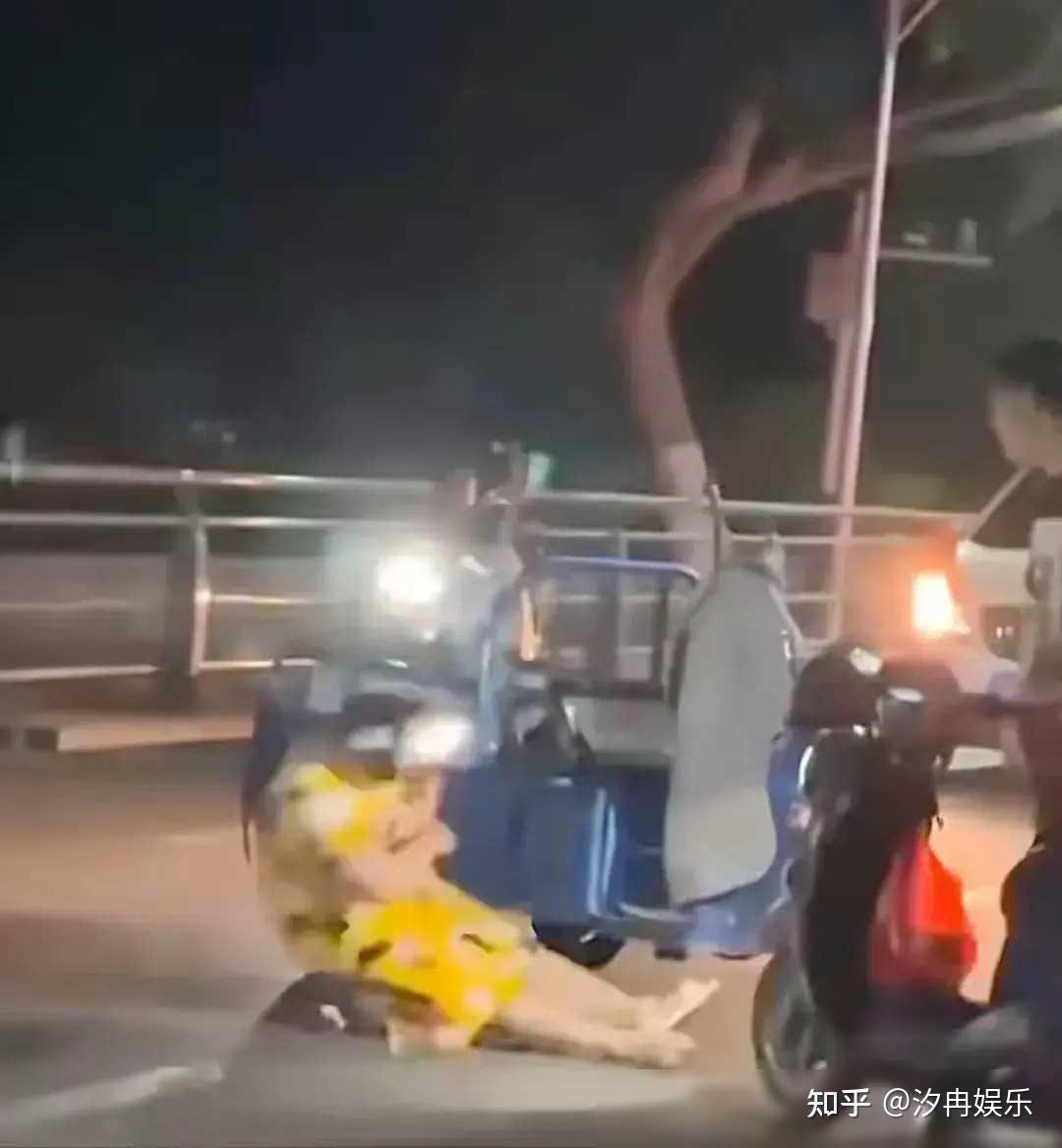 闹大了!女子用拖鞋扇男子,被一脚踢晕倒地,现场画面曝光