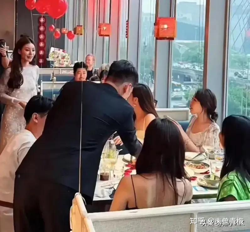 汪小菲马筱梅婚礼如期举行,两人身着中式秀禾现身,挨桌敬酒,气氛很热闹 - 知乎
