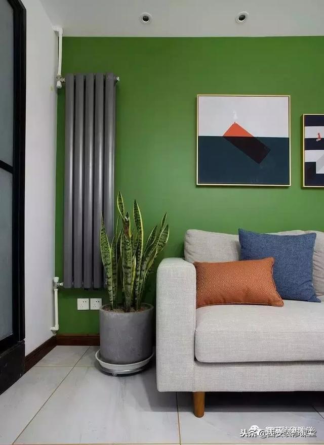 与水泥花盆一个色系,保证空间的不凌乱▲电视墙挑选了条纹花纹的壁布