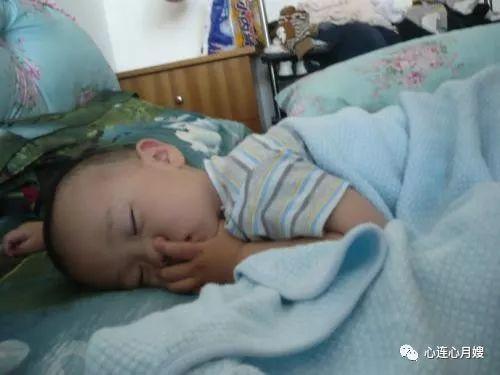 婴儿怎么抱下床 v2-adefe1b547d5fff947cf2617b55442b4_r.jpg