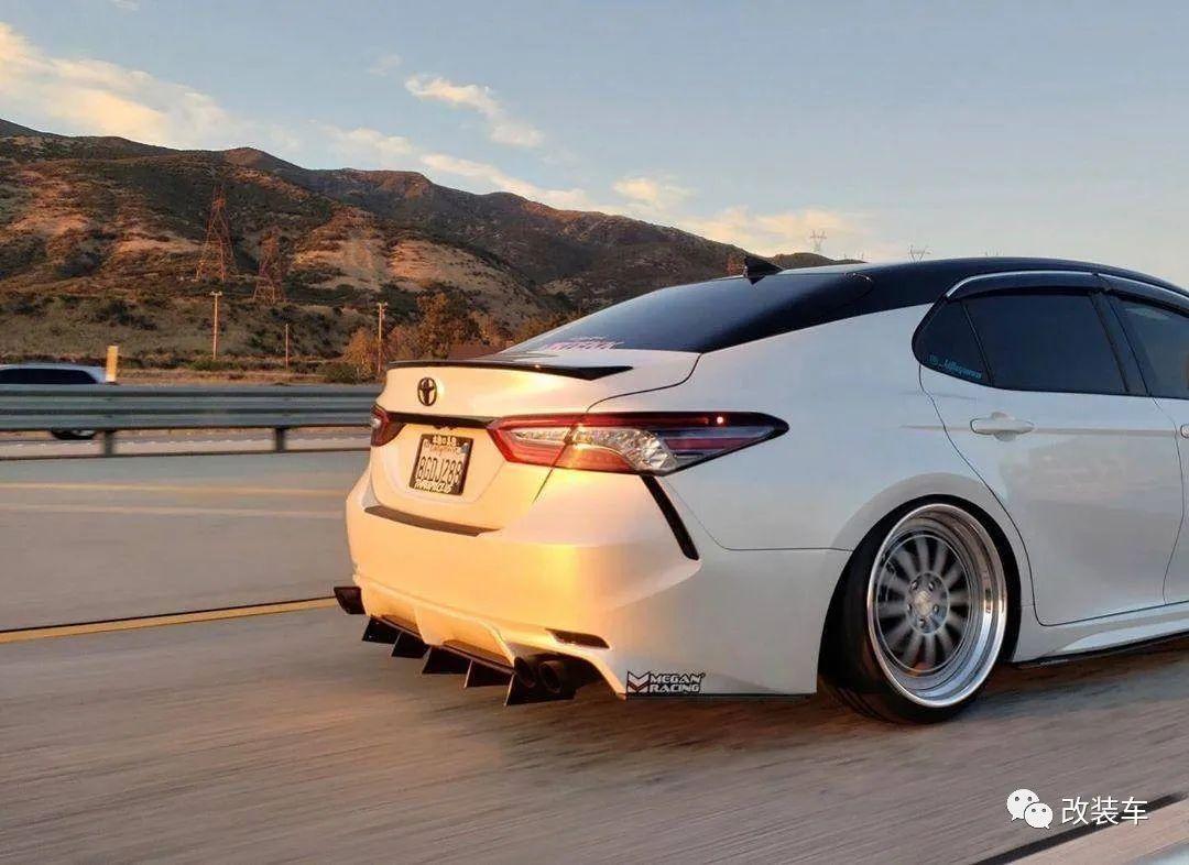 美女车主改装八代丰田凯美瑞低趴素雅姿态的完美呈现