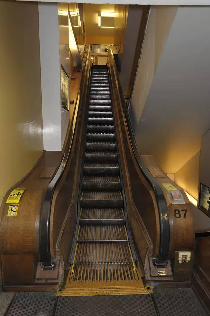 了,但在今天仍然能看到改造过的"otis escalator"木质电梯在使用当中