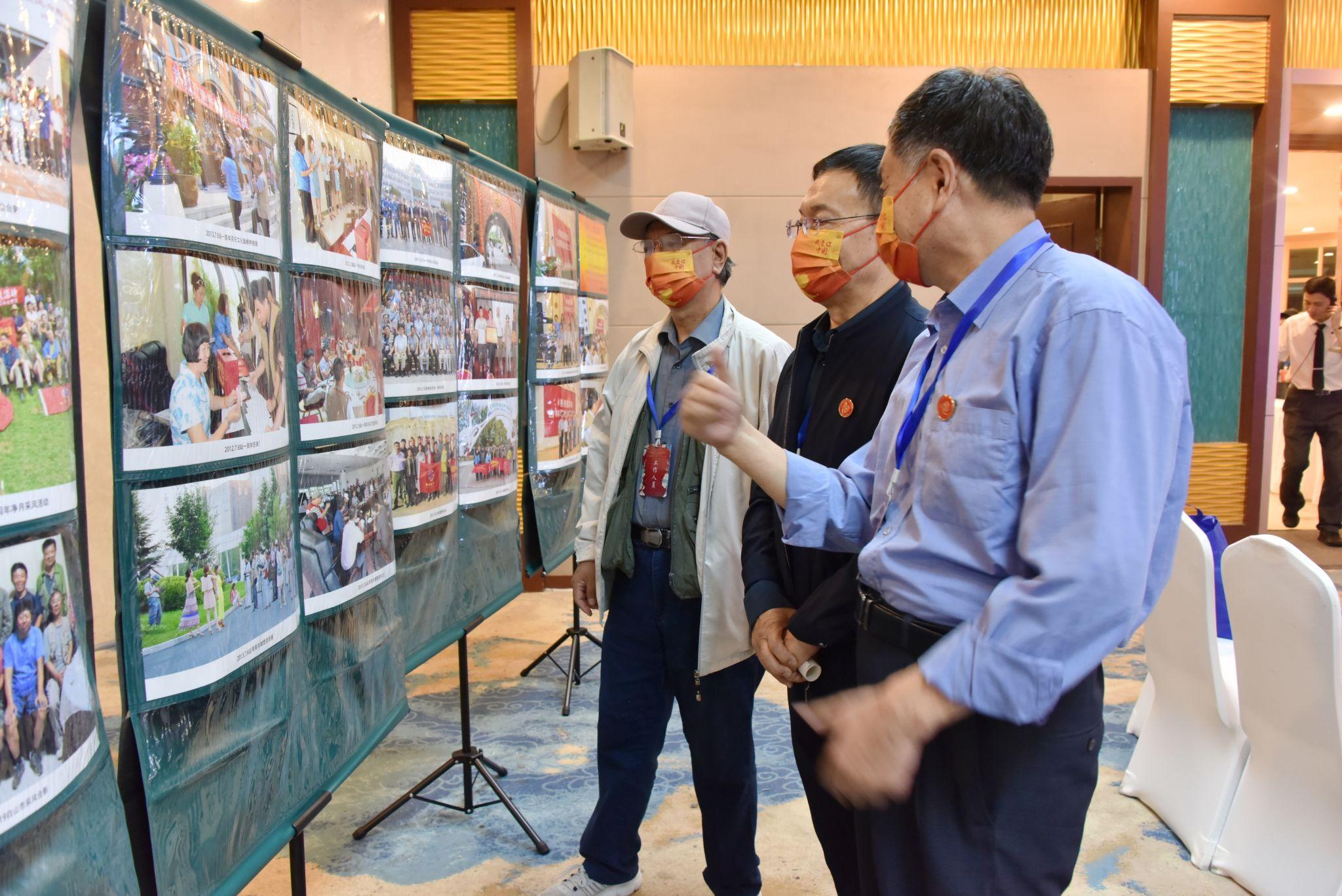 摄影,集邮 摄影人的盛会(嘉宾参观摄影回顾展)—《香港摄影报》吉林站