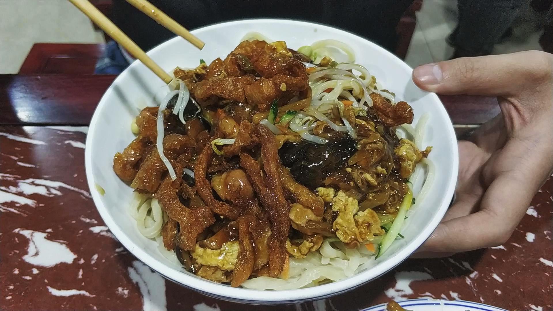 天津老字号饭馆的传统捞面16元一碗炸酱面能免费加面天天爆满