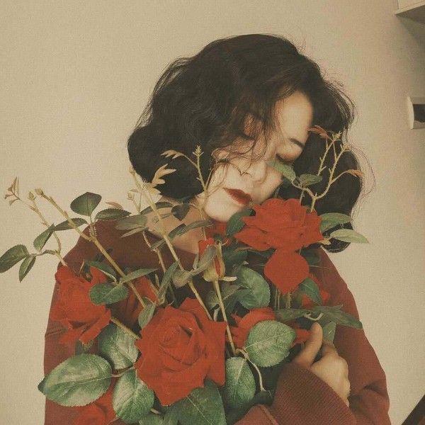 有没有那种手里拿着花的女生头像啊