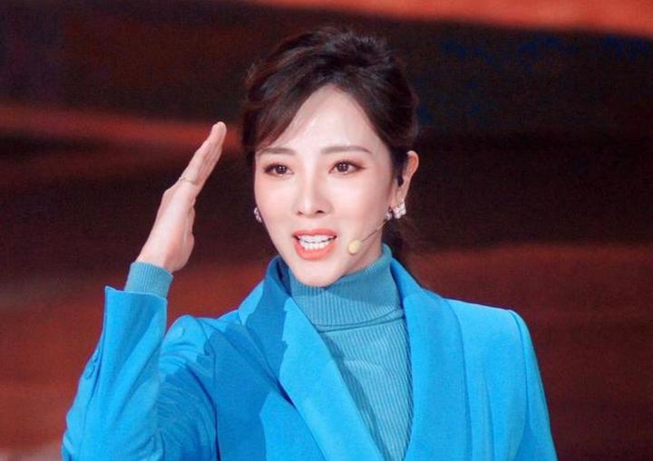 从央视离职的李思思40天主持3场商演收入百万却被吐槽掉格