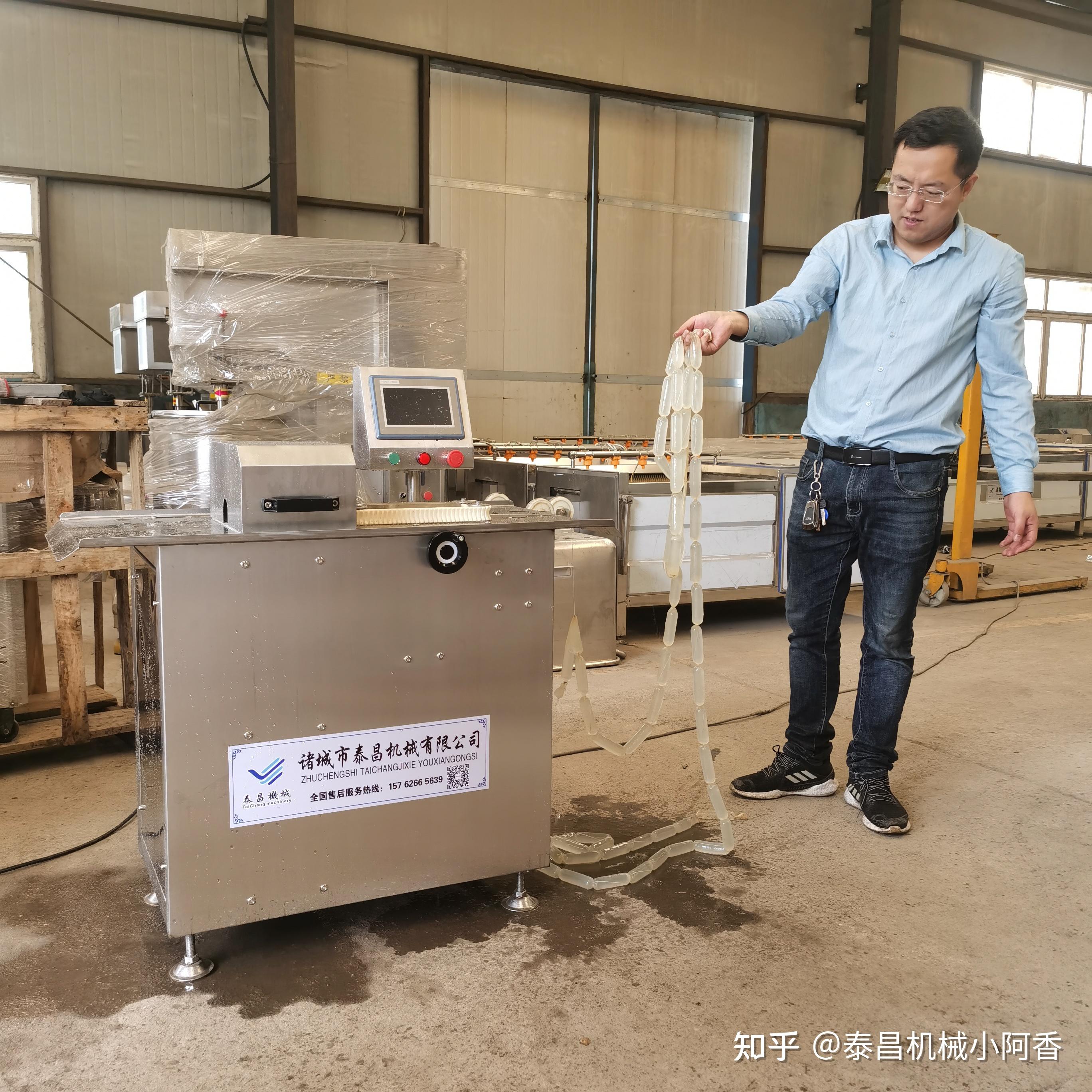 香肠扎线机是根据我国的国情自行研制开发的,该机采