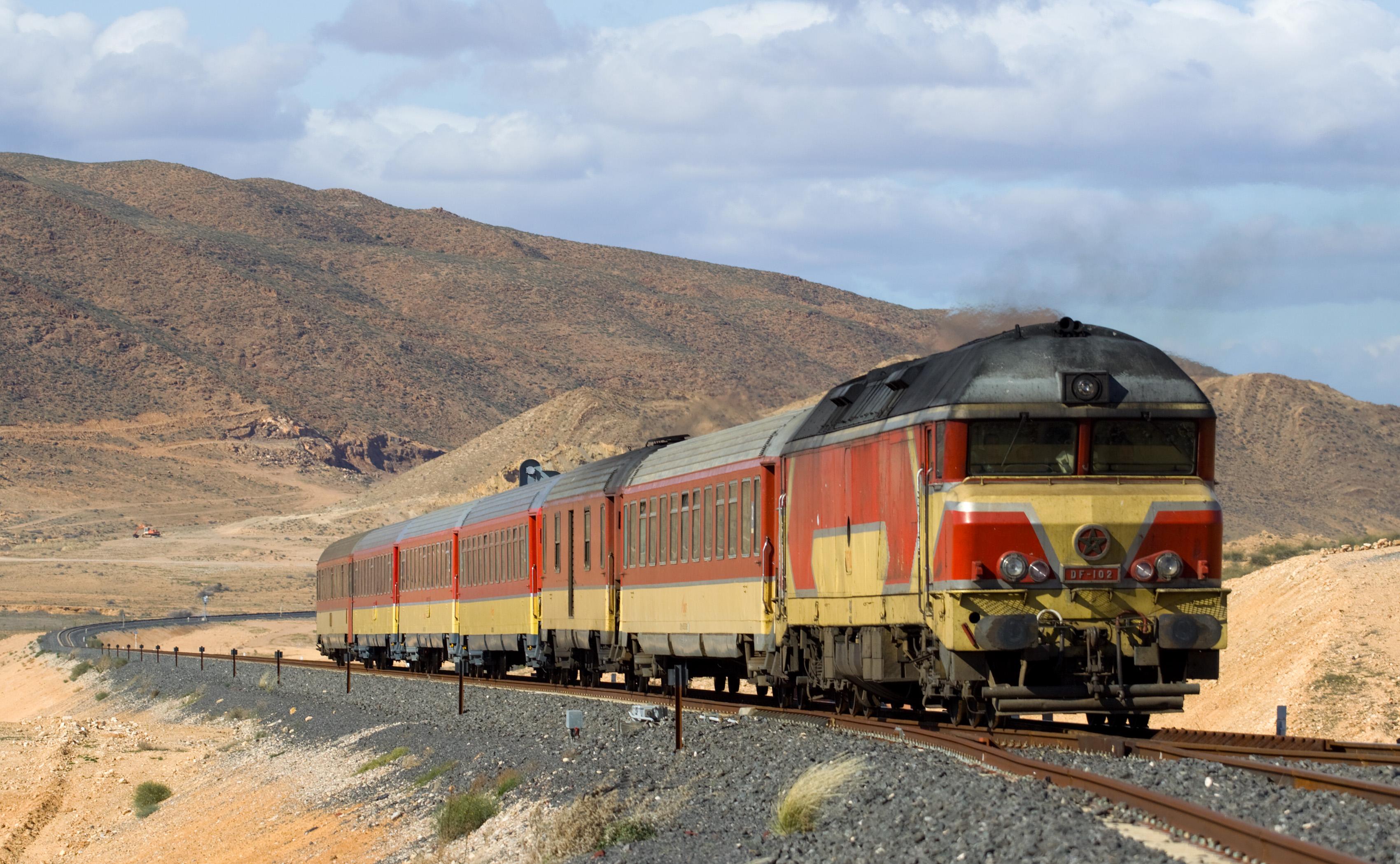 内燃机车科普】摩洛哥国家铁路的“破鼻子”——DF 100型内燃机车- 知乎