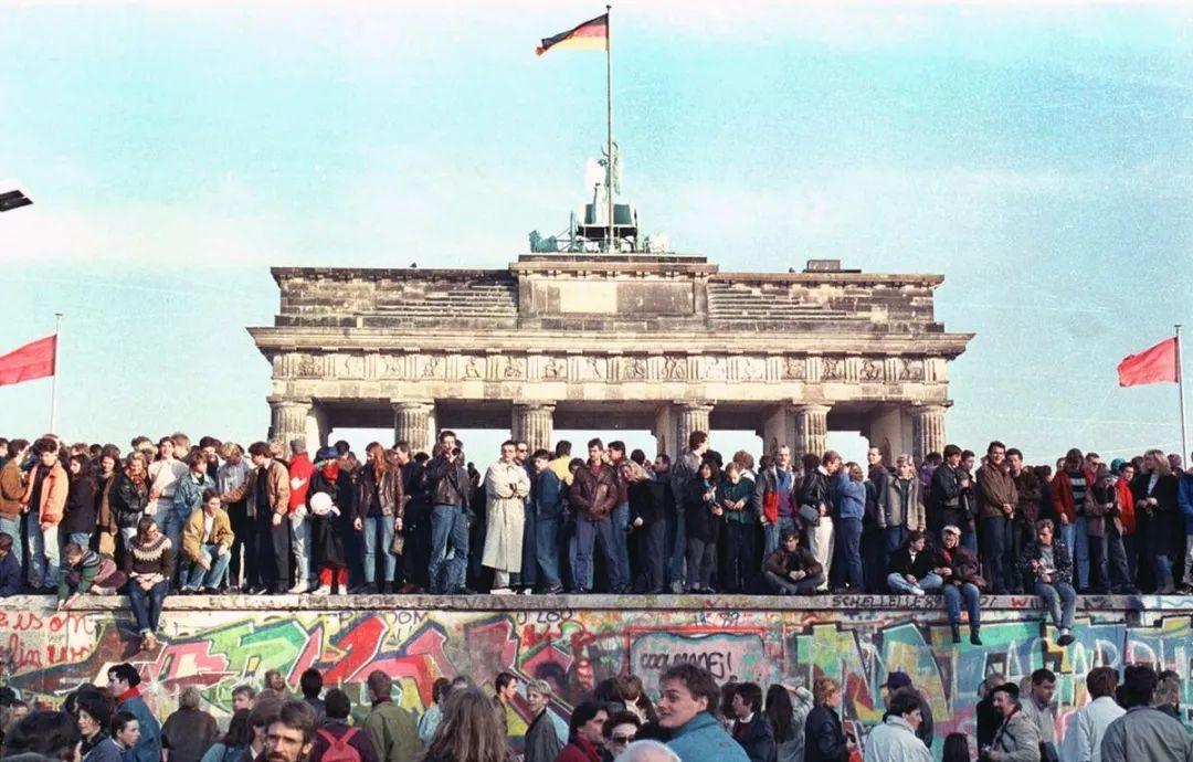 柏林墙倒塌30年为翻墙三千多人被捕上百人死亡