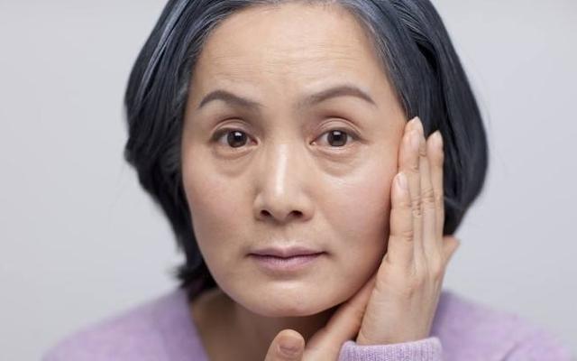 脸上有眼袋显老怎么办?名门泽佳教你这一招,凝眸紧致又光滑