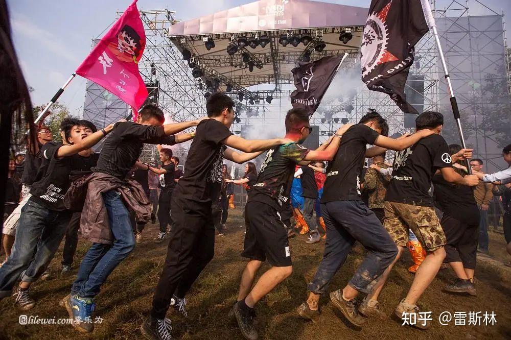 音乐节也更有意思一点,比如大学那会儿我们就经常一个社团一起开火车