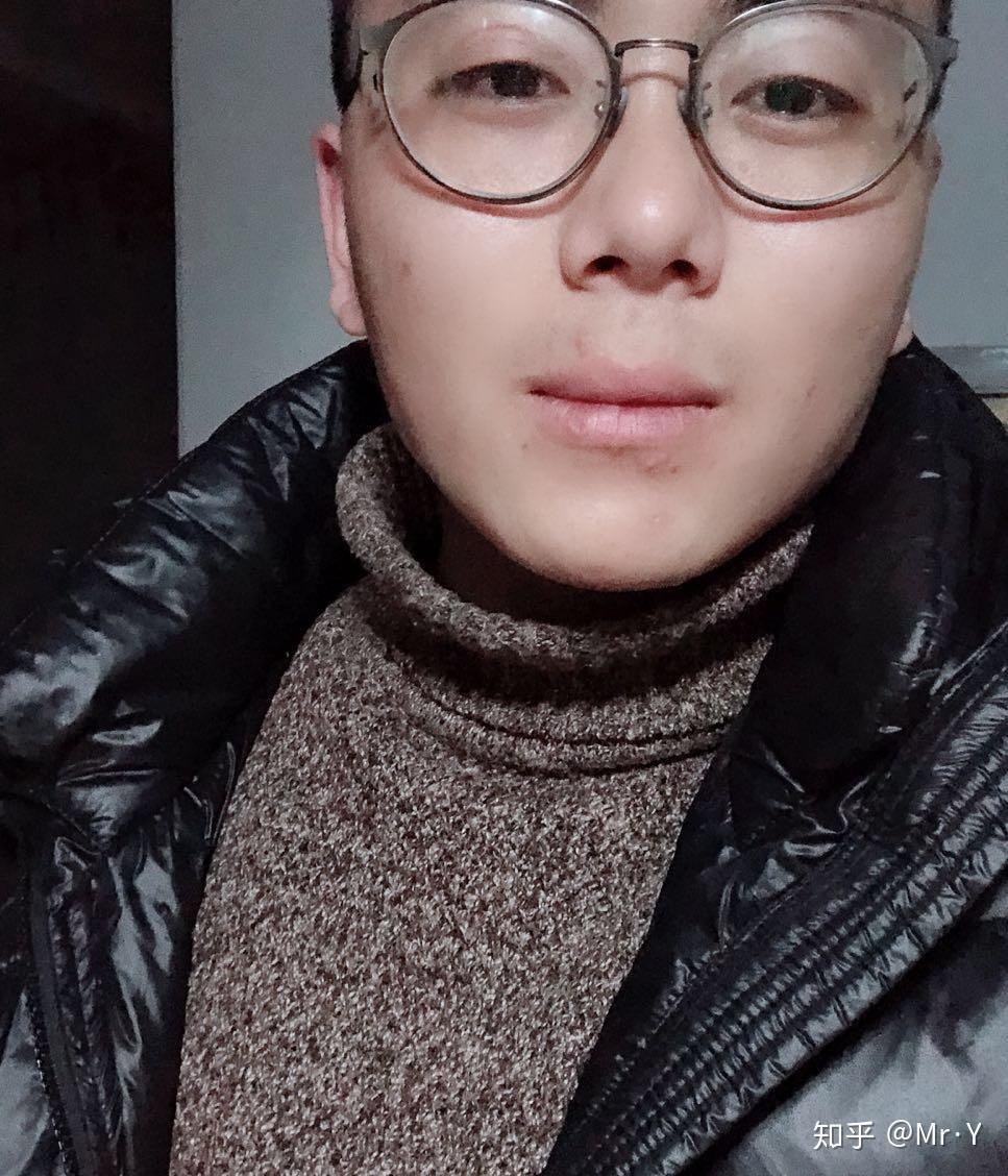 镜子中的自己和照片中的自己哪个更真实?