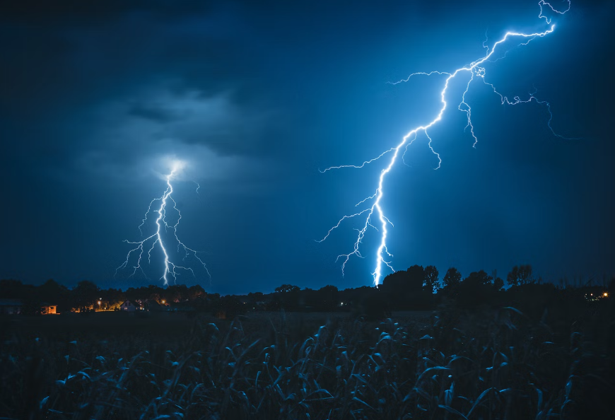 户外遇上雷雨天怎样找个挡雨地才安全