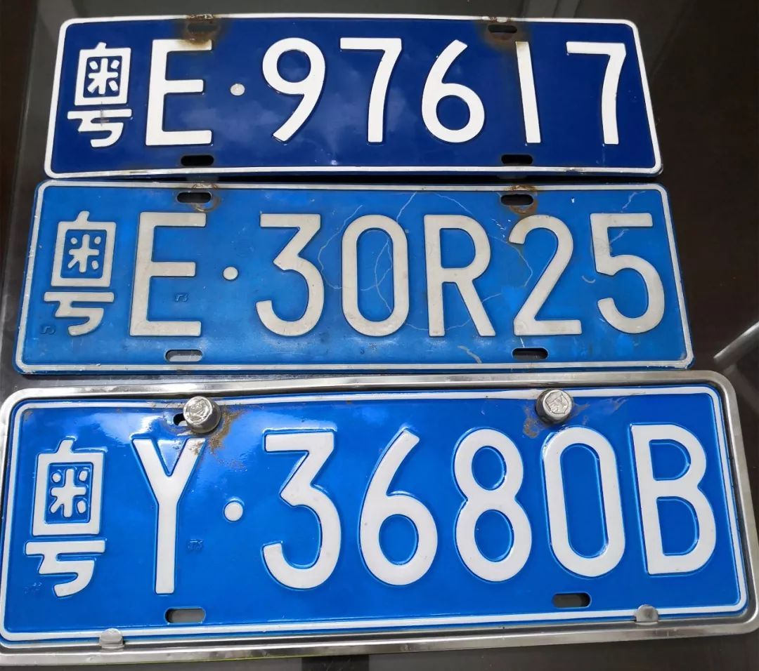 感觉中国蓝底白字的车牌很丑.